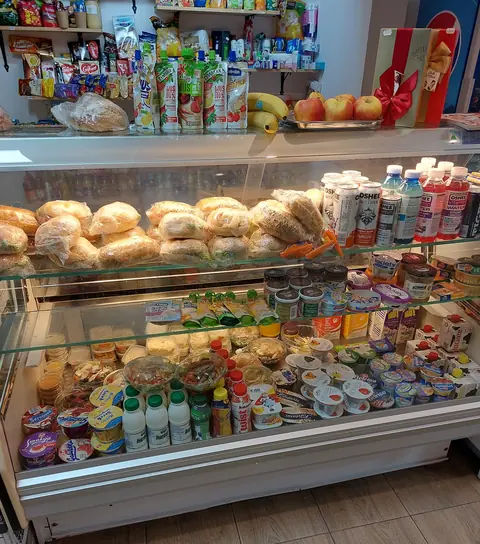 Gablota z bułkami, kanapkami i napojami