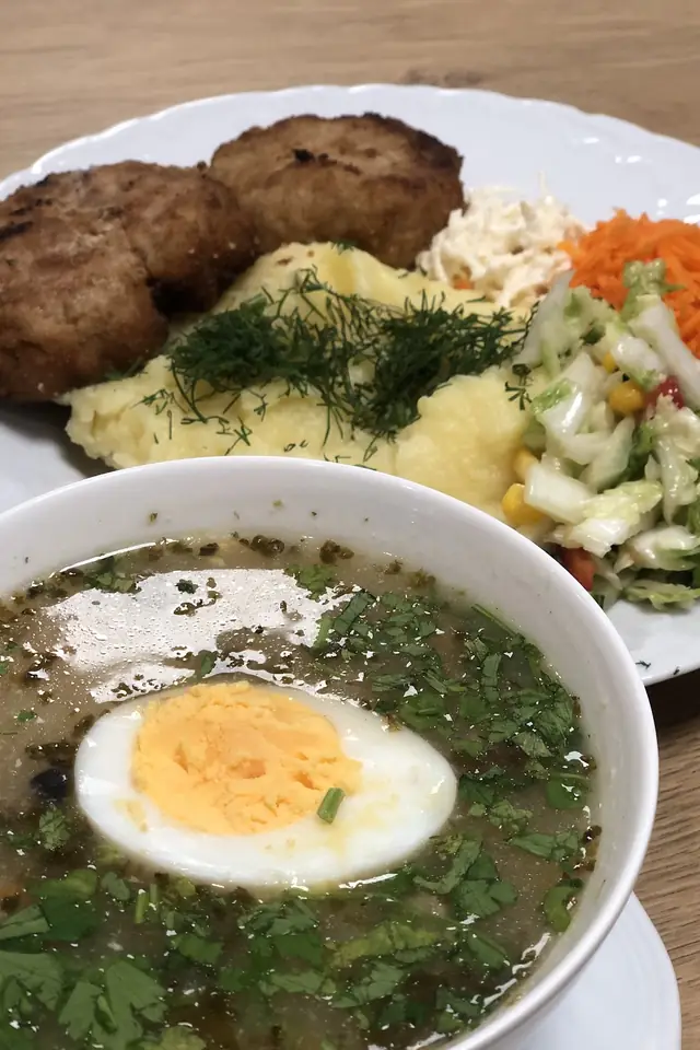 Zupa z jajkiem i kotlety mielone z ziemniakami i surówkami
