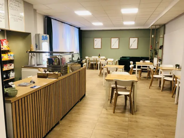 Drewniana lada i sala bistro