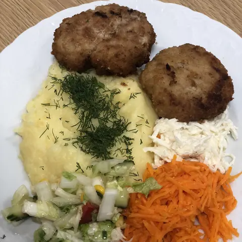 Kotlety mielone z ziemniakami i surówkami
